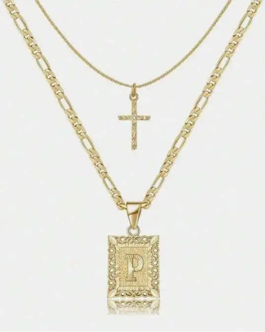 Collier en chaîne en or avec pendentif lettre P et charm croix