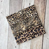 Un juego de tres bandas para la cabeza de deporte resistentes al agua con estampado de leopardo, sobre una superficie de made