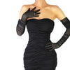 Une femme portant une robe noire sans bretelles et de longues gants de danse opéra en filet transparent.