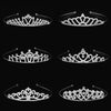 Un conjunto de tiara y corona de accesorios para el cabello de princesa en tono plateado, exhibido contra un fondo negro.