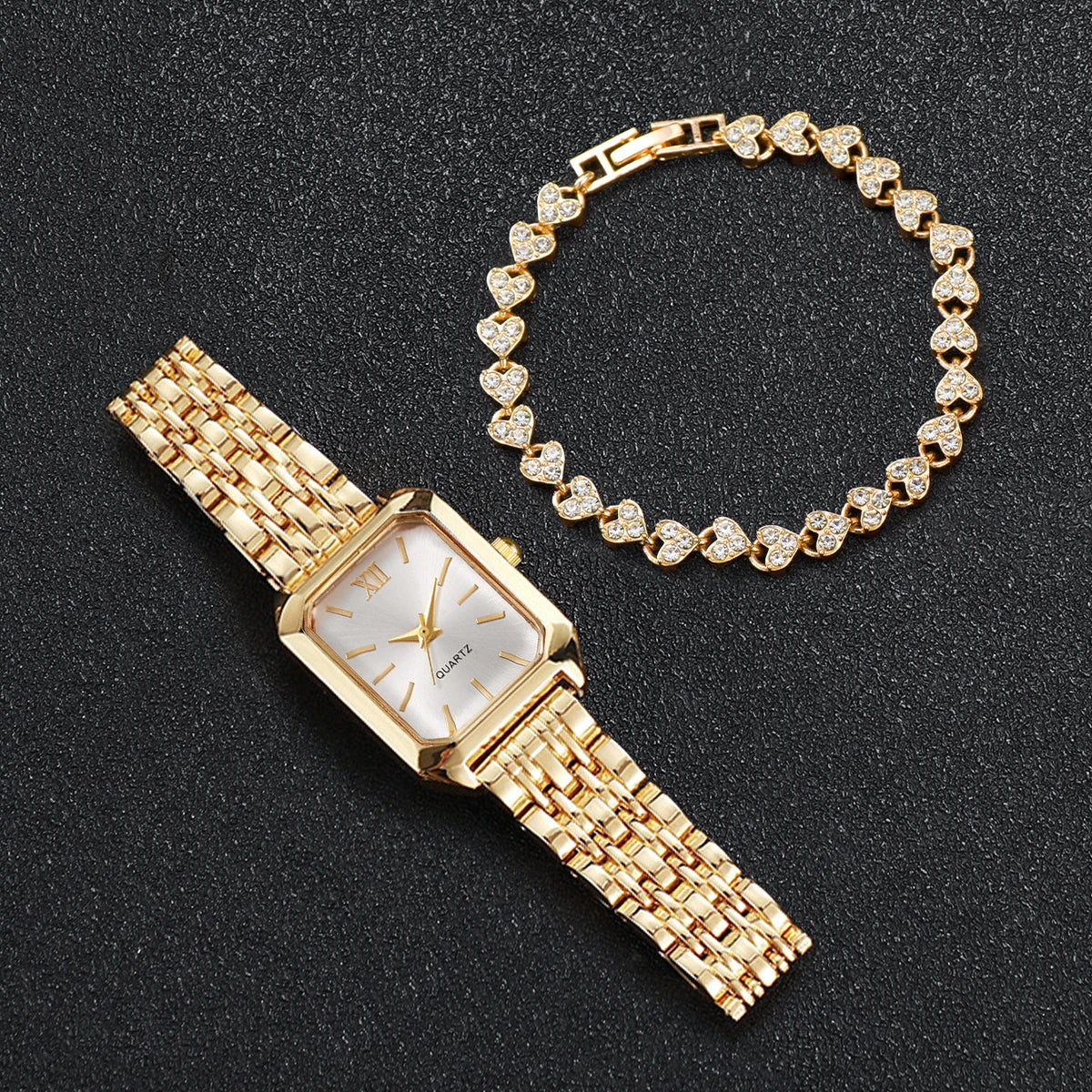 Montre et bracelet quartz doré avec des strass, sur fond sombre.