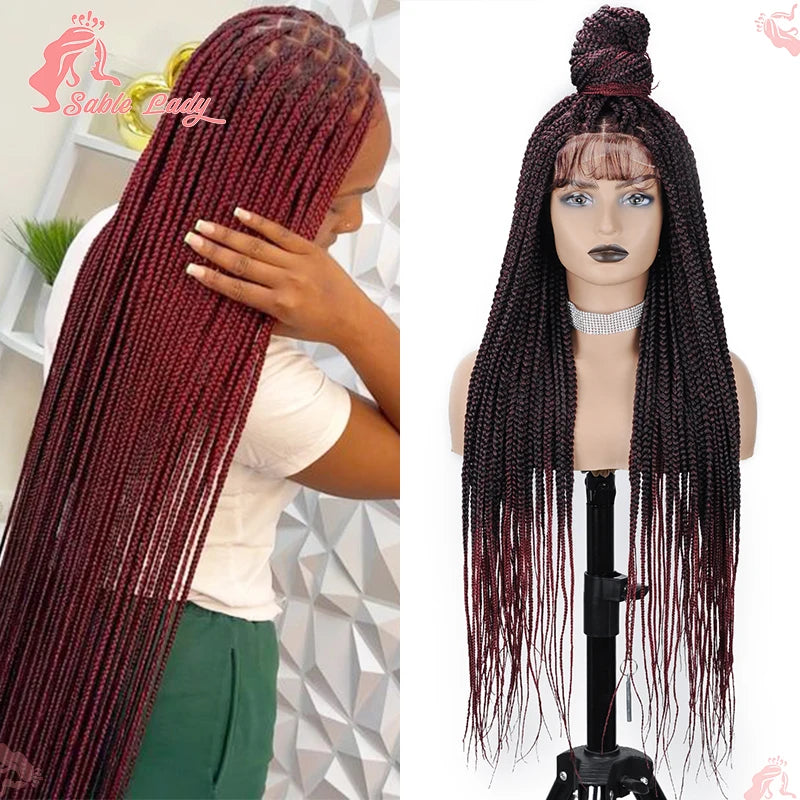 Langes, dunkles Bordeauxfarbenes Zopf-Pony-Make-up auf einem Mannequin-Kopf.