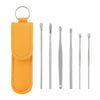 Un juego de herramientas para quitar cerumen de acero inoxidable con un estuche amarillo.