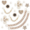 Un set de adornos para zapatos con pedrería brillante con diseños de corazón, flor y perla.