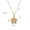 Collier en or avec un pendentif floral détaillé orné de petites pierres claires.