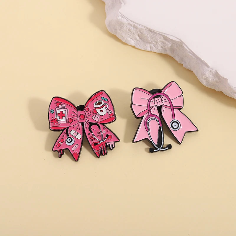 Pin de esmalte con lazo rosa y estetoscopio