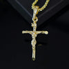 Goldplattiges Jesus-Kreuz-Anhänger mit Kette, präsentiert vor dunklem Hintergrund.