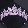 Couronne délicate en cristal violet avec travail de pierre et accents de gemmes.