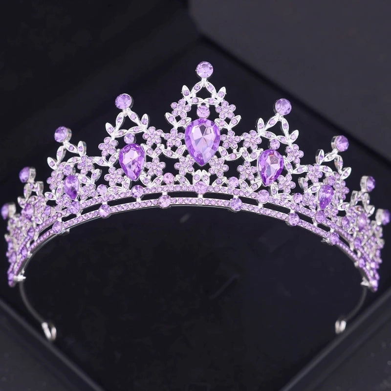 Couronne délicate en cristal violet avec travail de pierre et accents de gemmes.
