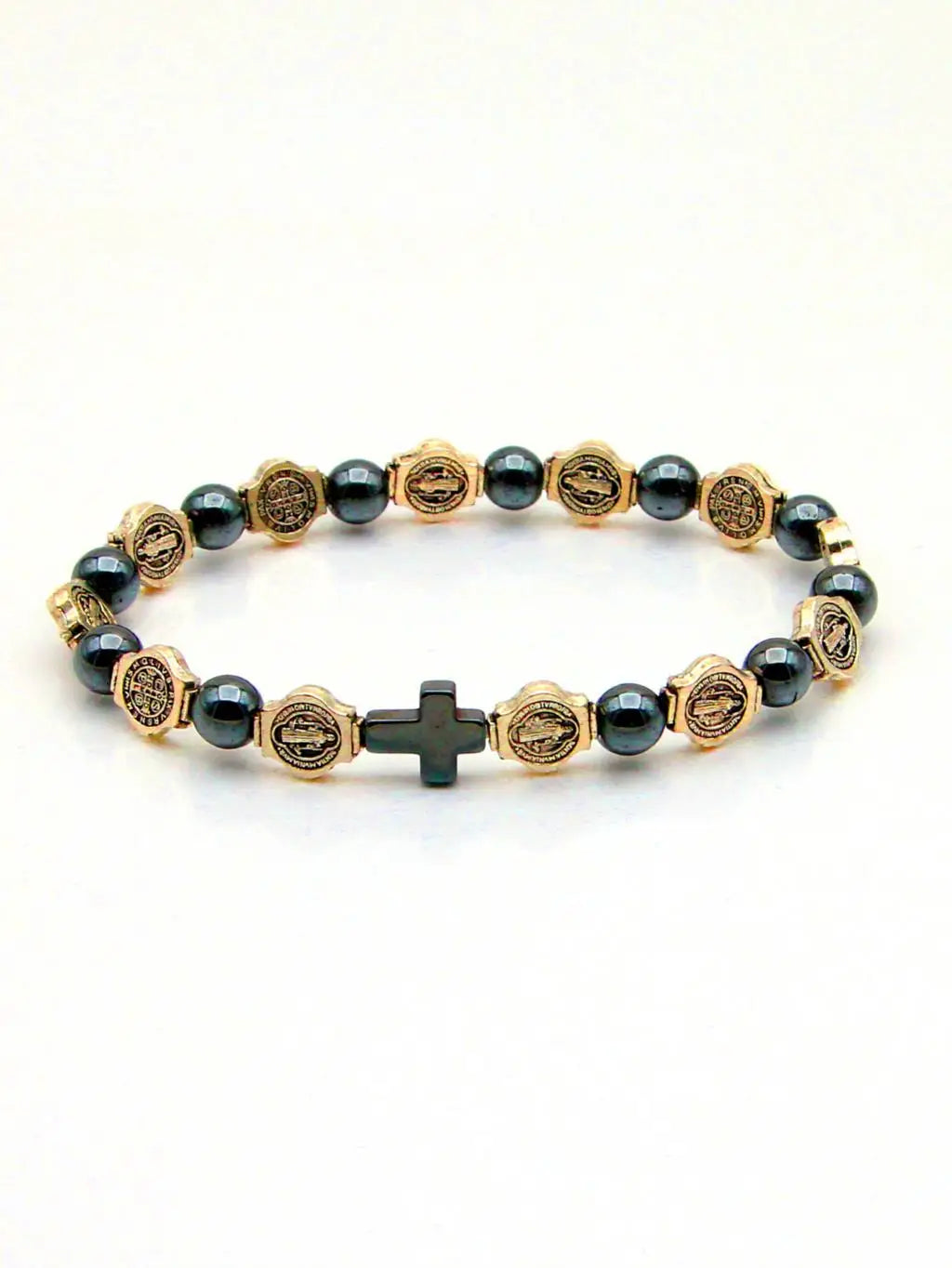 Pulsera de rosario con cuentas azul oscuro y medallones dorados con una cruz.