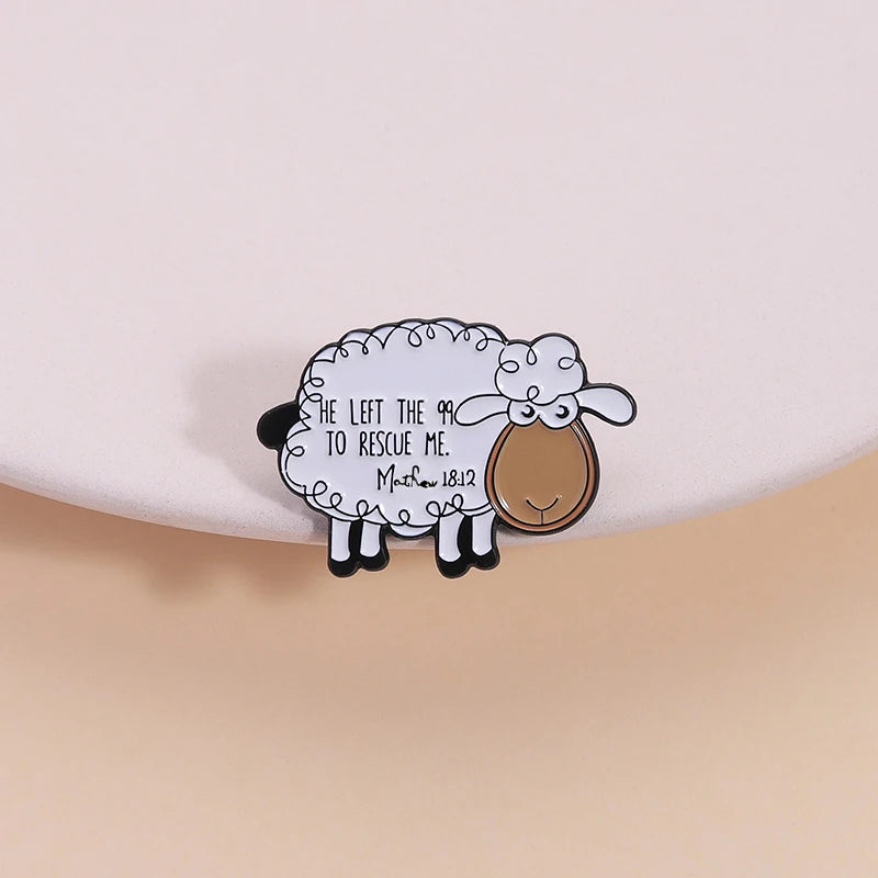 Broche émaillée blanche en forme de mouton avec le texte : Il a laissé les 99 pour me sauver Matthieu 18:12