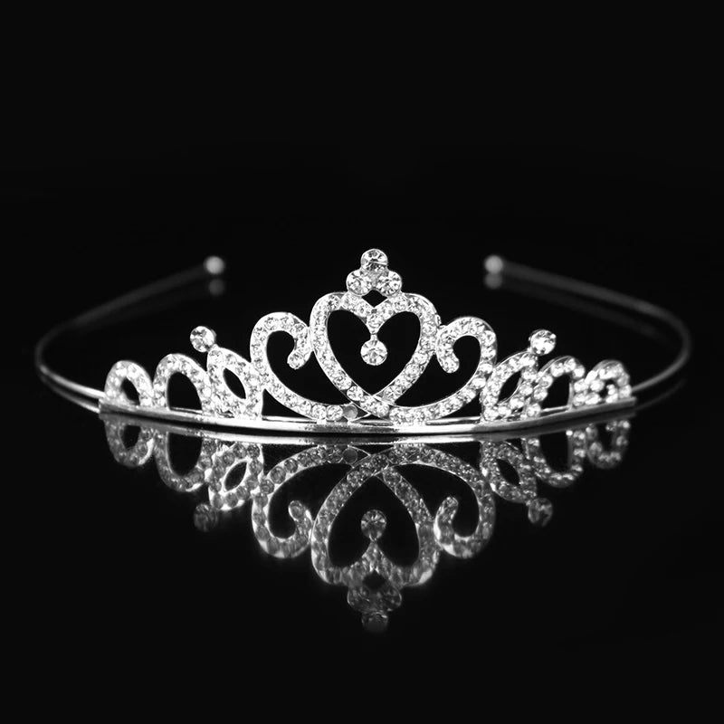 Tiara y diadema de cristal brillante para el cabello, exhibida contra un fondo negro.
