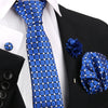 Blasses gemustertes Business-Krawatte und Accessoires auf schwarzem Sakko und weißem Hemd.