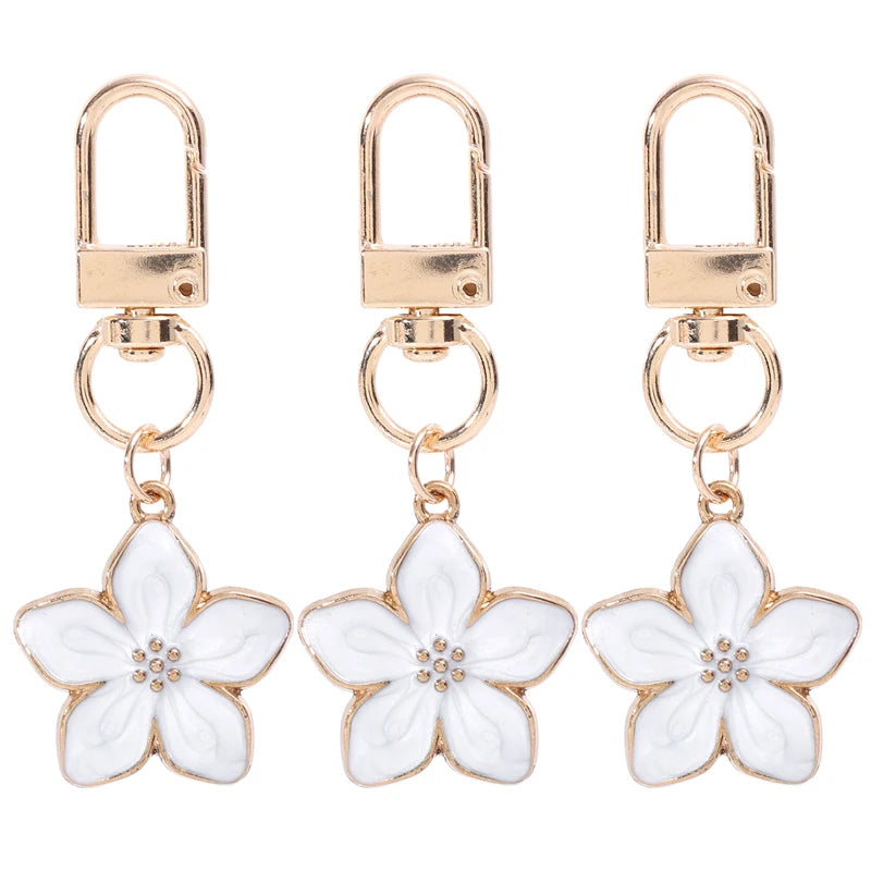 Llavero floral dorado con dije en forma de corazón para llaves y bolsos