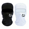 Un par de balaclavas de malla transpirable, una negra y una blanca, mostradas una al lado de la otra.