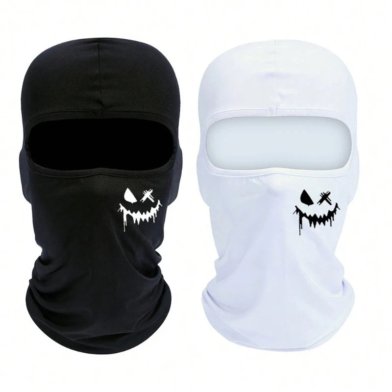 Un par de balaclavas de malla transpirable, una negra y una blanca, mostradas una al lado de la otra.