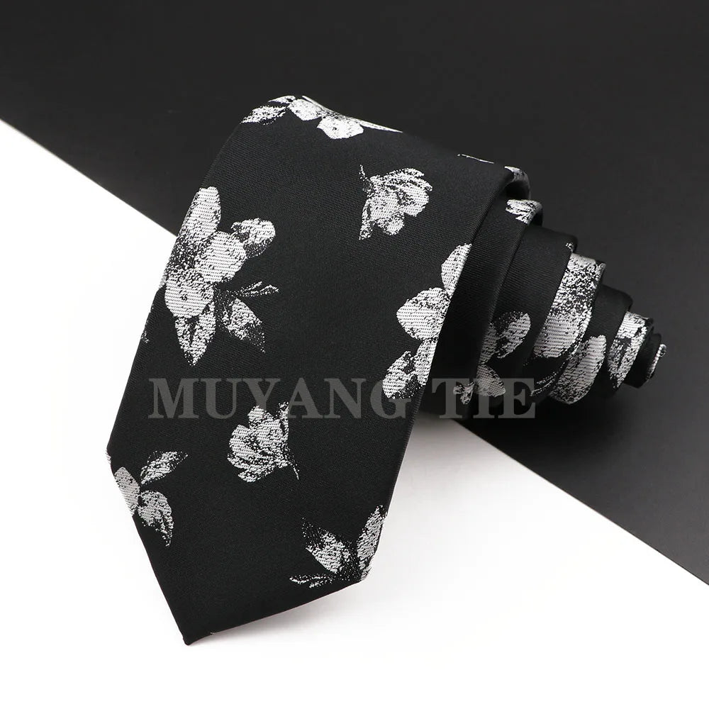 Schwarzes Luxus-Männer-Krawatte mit silbernem Blumen-Paisley-Muster, gefaltet zur Präsentation.