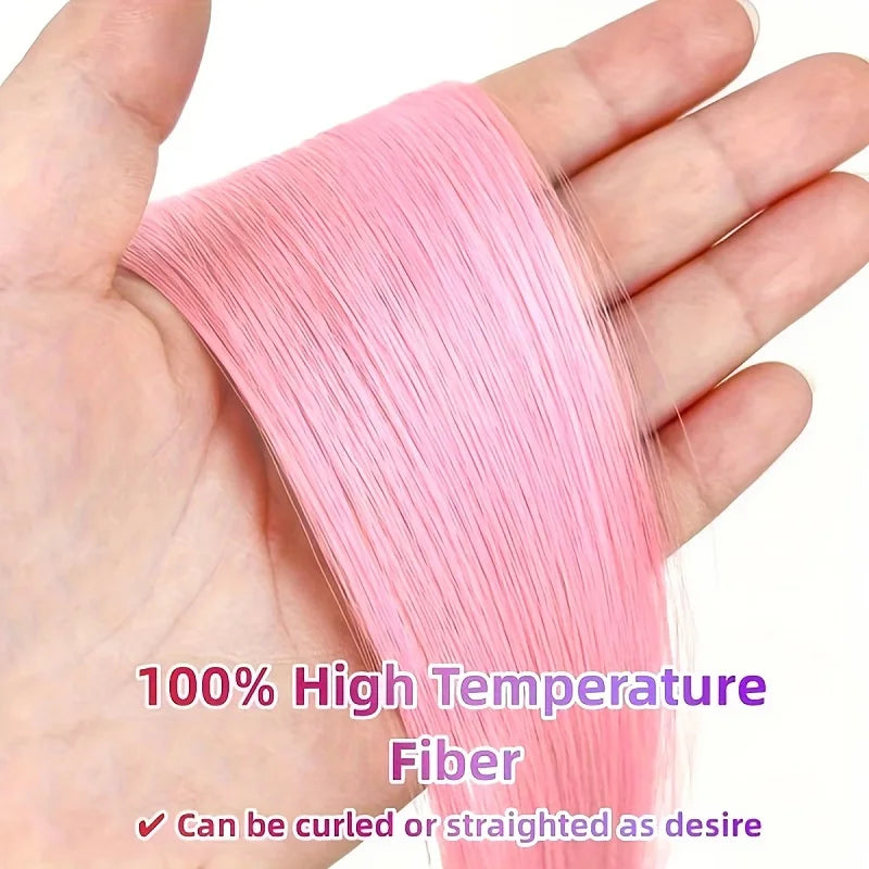 Una mano sostiene un haz de fibras para extensiones de cabello rosadas y rectas.