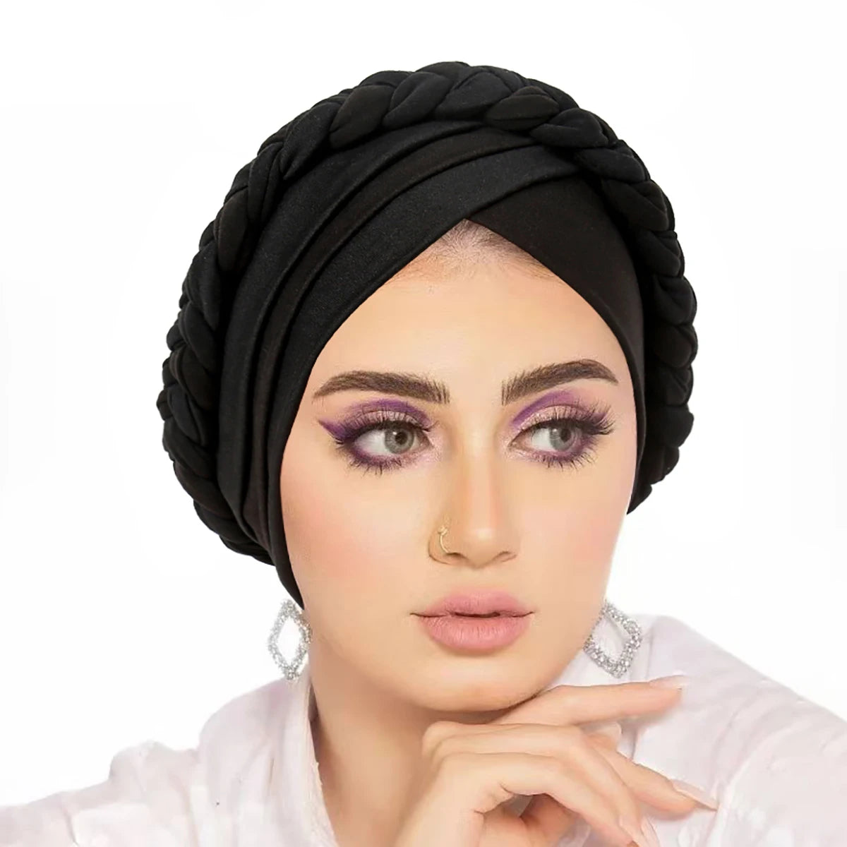 امرأة ترتدي غطاء رأس أسود ثلاثي متقاطع مع ظلال عيون بنفسجية.