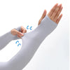 Eine Hand trägt einen grauen Armwarmers, der die Dehnbarkeit und Passform des Sport-Schutzes demonstriert.