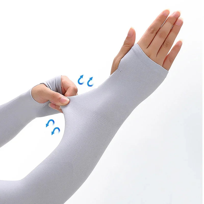 Eine Hand trägt einen grauen Armwarmers, der die Dehnbarkeit und Passform des Sport-Schutzes demonstriert.