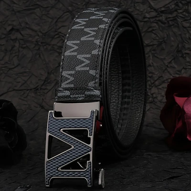 Primer plano de un cinturón de moda multifuncional estampado negro con hebilla plateada.