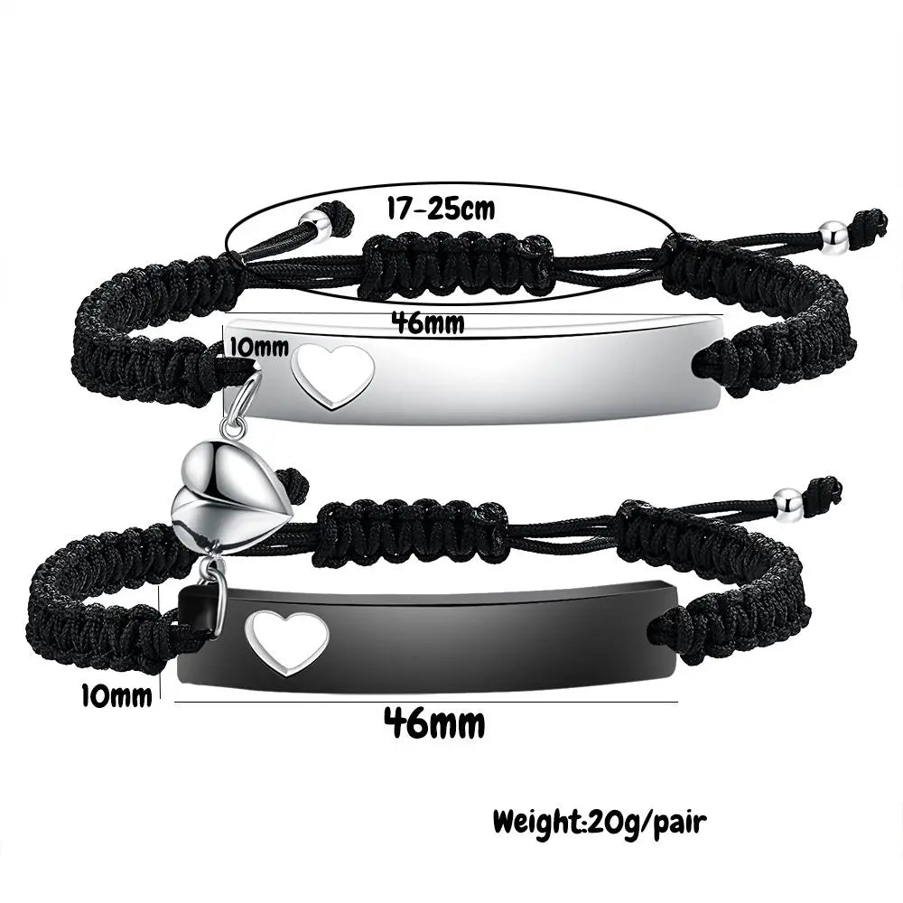Set aus Edelstahl-Armreifen für Paare mit schwarzem Schnur und Herz-Anhänger, Maße 17-25cm und 46mm.
