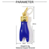 Charm en émail bleu et plaqué or en forme de main, mesurant 20 mm de haut.
