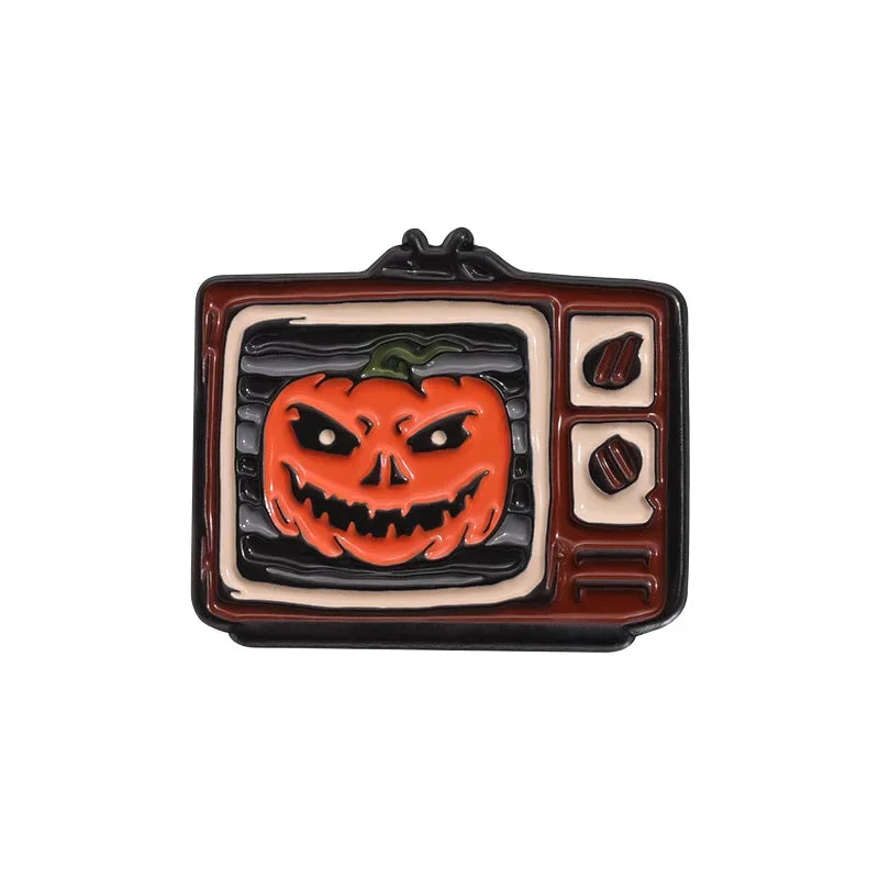 Emaille-Anstecker mit geschnitztem Orangen-Kürbisgesicht auf dunklem braunem Hintergrund.