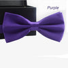 Nœud papillon satiné violet présenté sur un fond sombre.