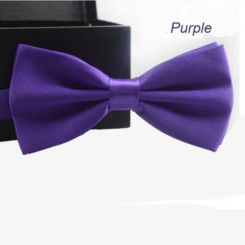 Nœud papillon satiné violet présenté sur un fond sombre.