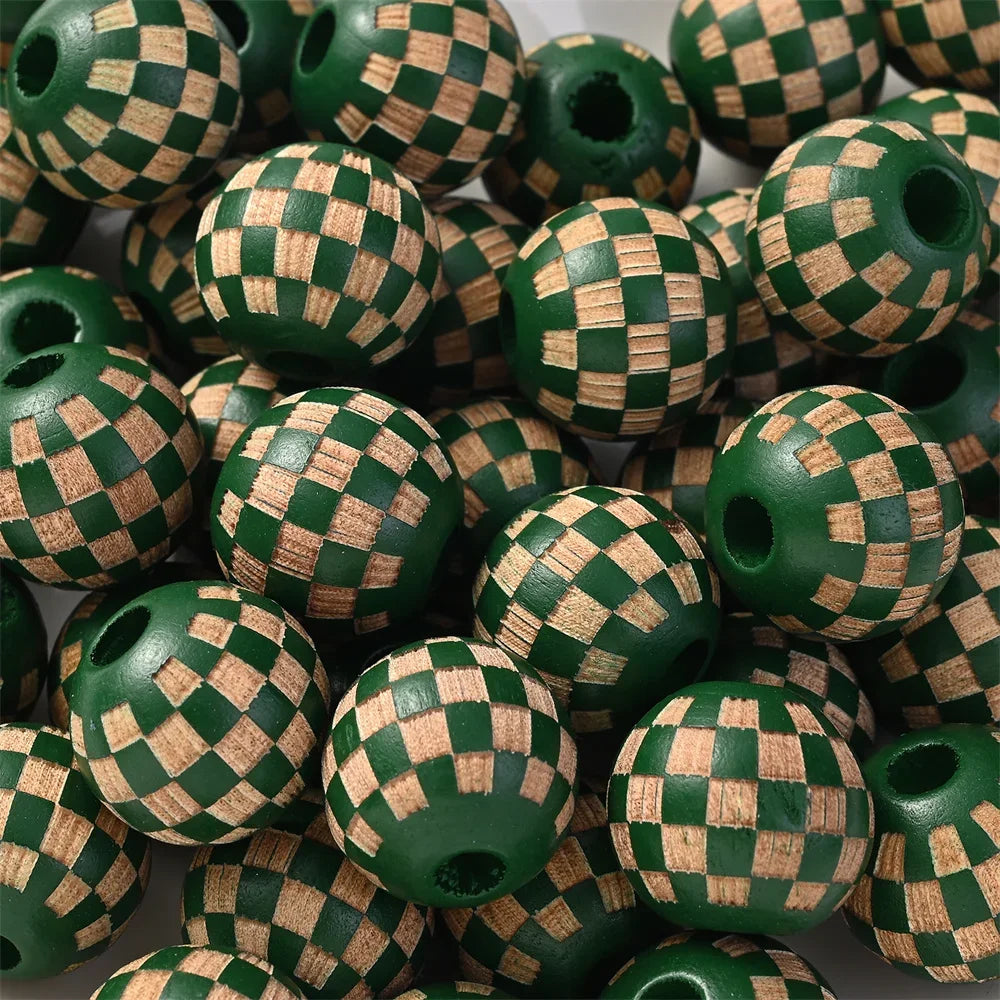 لقطة مقربة لحبيبات خشبية خضراء على شكل رقعة لعمل مجوهرات.