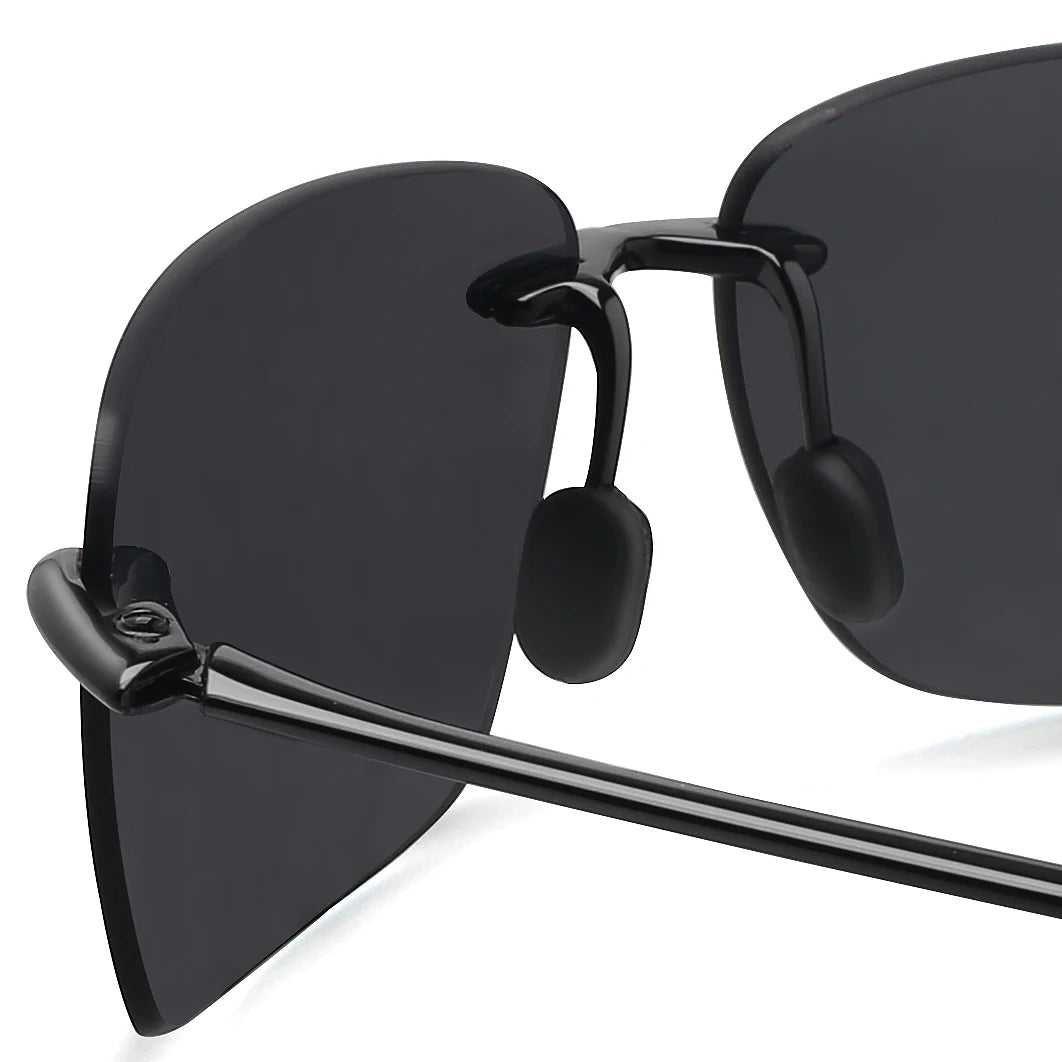 Schwarze, randlose Sportbrille mit dunklen Linsen und schwarzen Arme