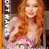 Una mujer con cabello largo y ondulado naranja modela una textura suave para la belleza natural.