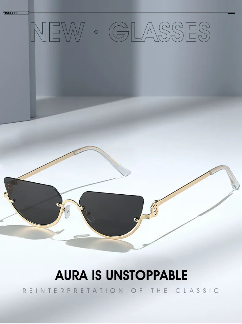 Gafas con marco de oro y lentes oscuros mostradas contra un fondo gris claro.