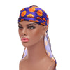 Pañuelo morado con estampados de fruta naranja y amarilla, usado en un maniquí
