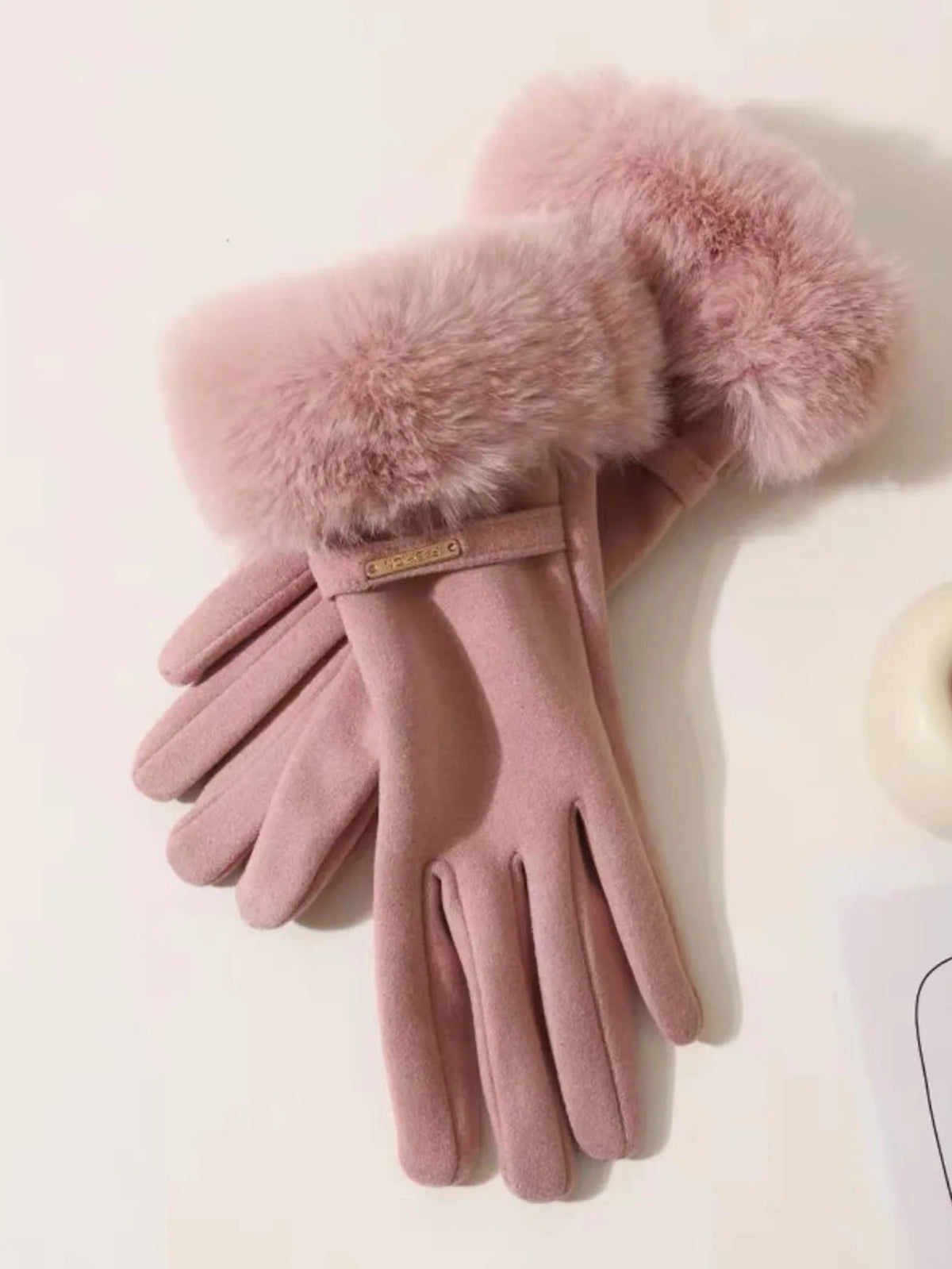Weiche, staubrosa wasserdichte Fleece-Handschuhe mit flauschigen rosa Kunstfellmanschetten.