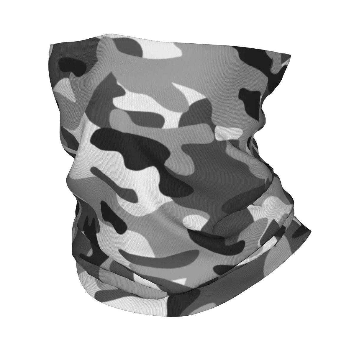 Un cuello de tela de camuflaje gris y negro doblado y mostrado contra un fondo blanco.