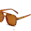 Orange und schwarz gepunktete Vintage-Pilot-Sonnenbrille von der Seite.