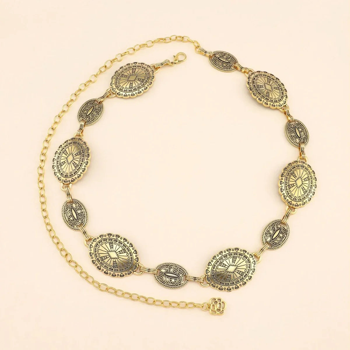 Cadena oval de oro vintage para mujer, metal, con intrincados detalles y una cadena delicada.