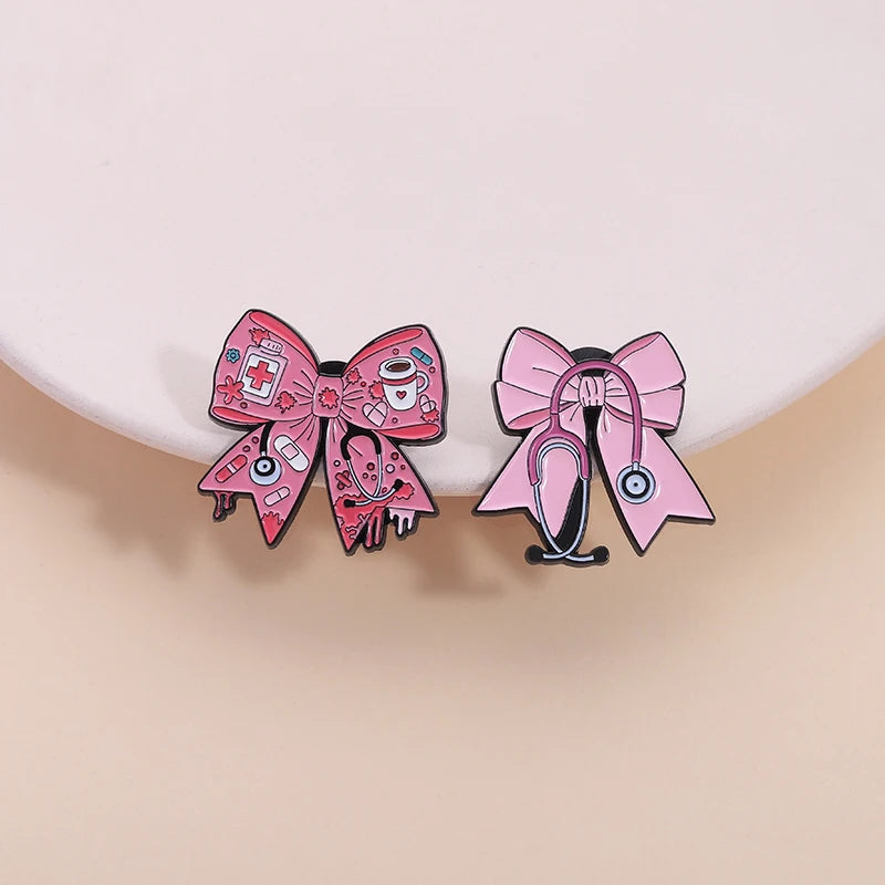 Pin de esmalte con diseño de lazo y estetoscopio rosa