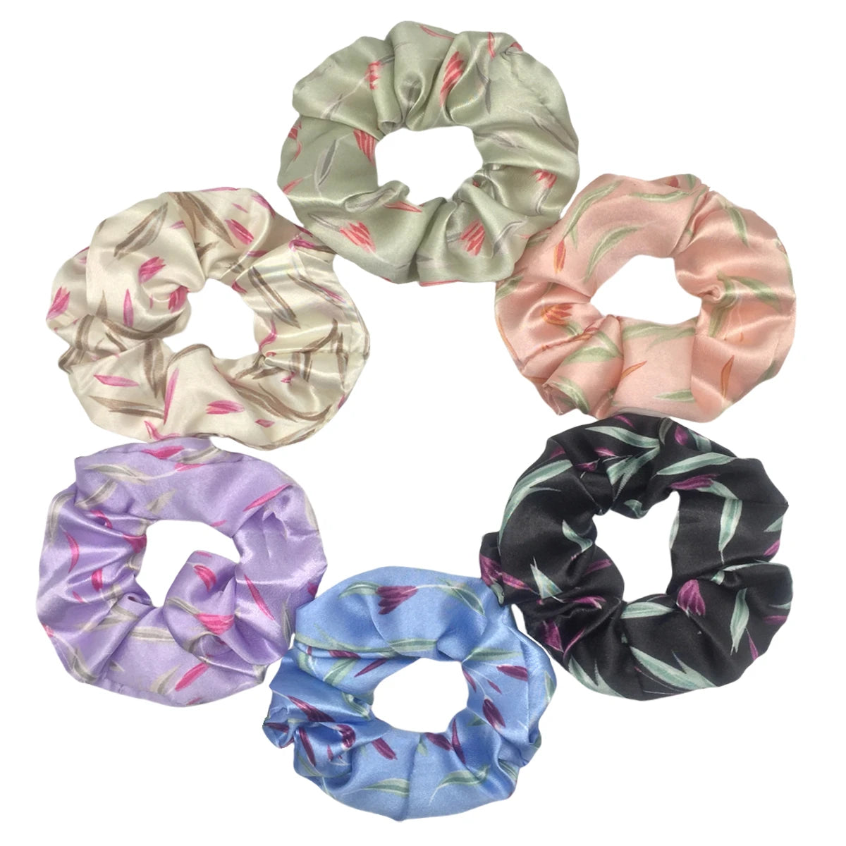 Un set de seis gomas de tela satinada con varios estampados florales, incluyendo verde salvia, rosa, lavanda y azul.