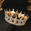 Couronne de diadème en strass de cristal de luxe avec accents dorés sur une surface sombre.