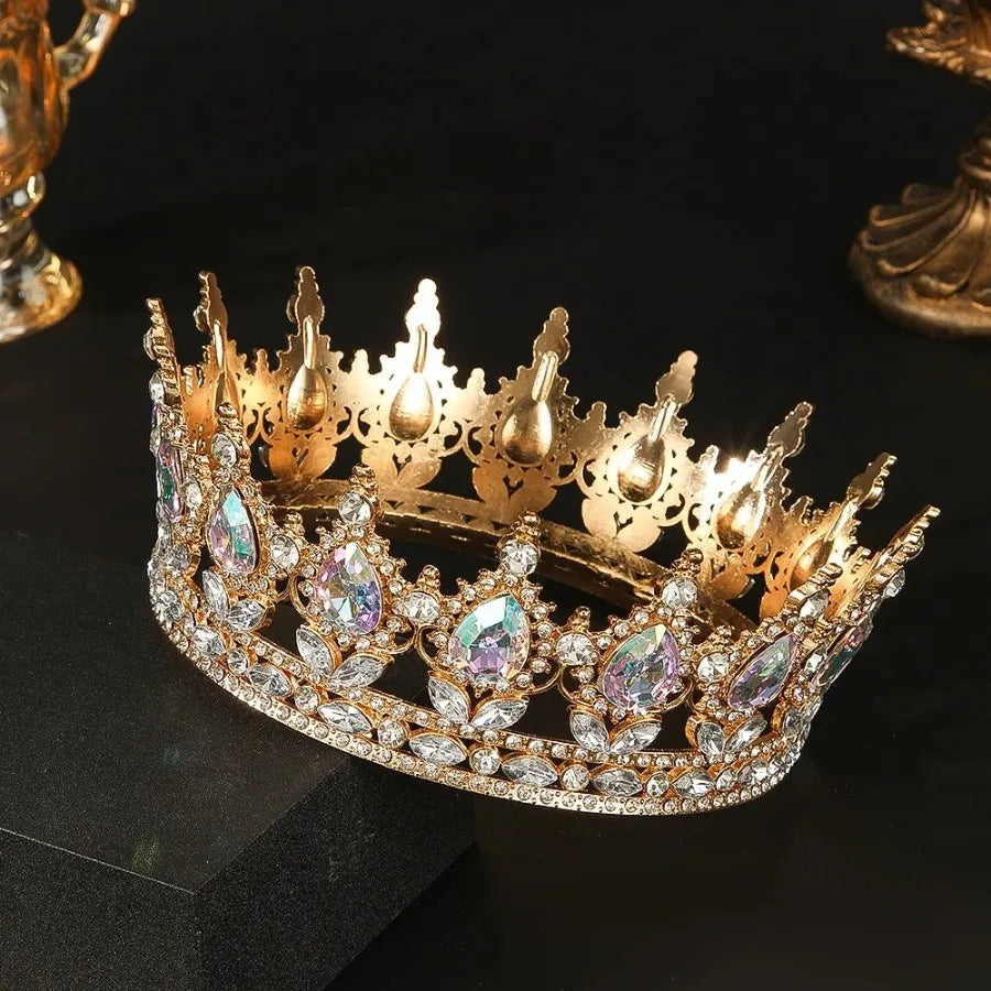 Couronne de diadème en strass de cristal de luxe avec accents dorés sur une surface sombre.