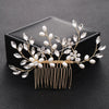 Accessoire de coiffure pour mariée en cristal délicat avec ornements floraux et perles, présenté sur une boîte noire.