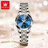 Silber- und goldfarbene Quarz-Armbanduhr mit blauem Zifferblatt und Metallarmband auf hellem Hintergrund.