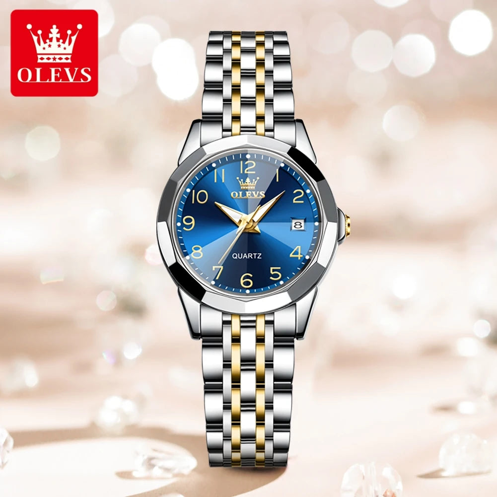 Silber- und goldfarbene Quarz-Armbanduhr mit blauem Zifferblatt und Metallarmband auf hellem Hintergrund.