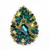 Broche florale en cristal élégante avec des gemmes vert foncé et jaune-vert.