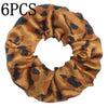 Seis gomas de tela satinada con estampado de leopardo naranja y negro