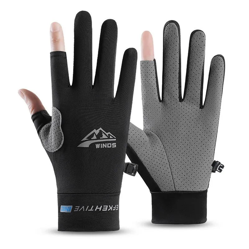 Une paire de gants de cheval noirs et gris en soie UV, montrés sur fond blanc.
